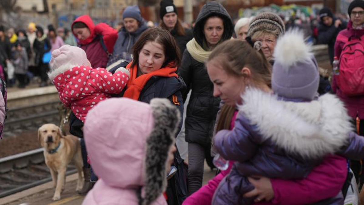 Cientos de refugiados en la estación de Lviv, desde otras zonas de Ucrania que huyen de la guerra rusa
