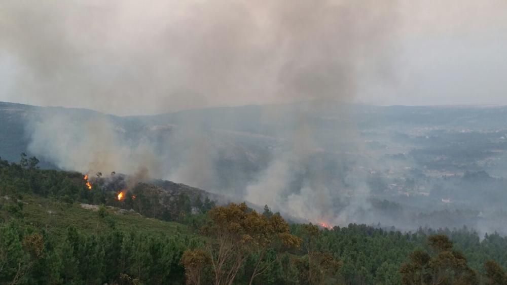 Incendios en Galicia | El fuego de Porto do Son arrasa el monte de A Curota