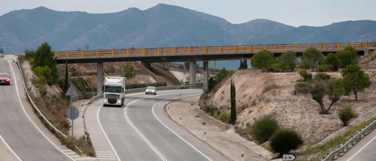 El Consorcio de Comarcas Centrales, alcaldes y empresarios reclaman la autovía de Gandia