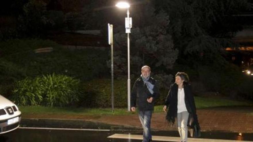 Dos focos de leds alumbran  el primer paso peatonal con luz