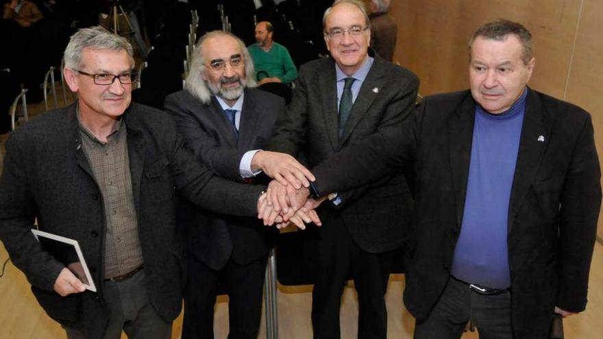 De izquierda a derecha, Santiago García Granda, Agustín Costa, José Muñiz y Pedro Sánchez Lazo, ayer, antes del debate que protagonizaron en la Casa de Cultura de Mieres.