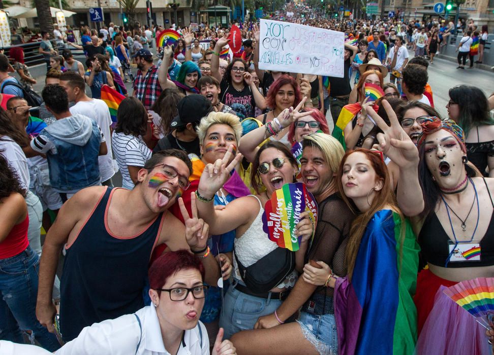 Alicante ondea la bandera del Orgullo LGTBI