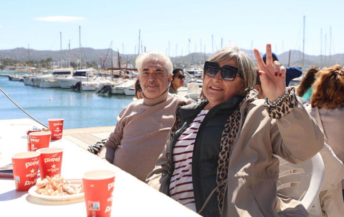 La felicidad de después de comerse las gambas. |