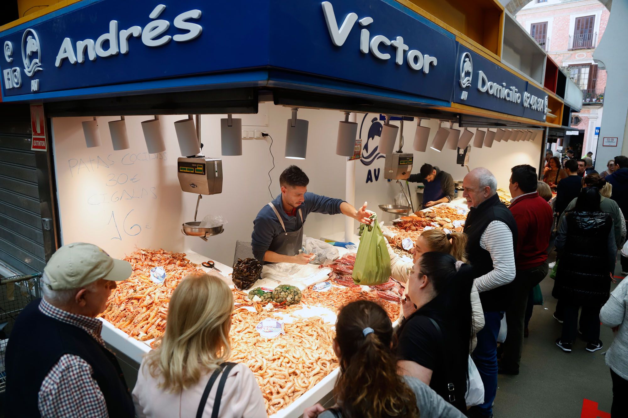 Compras navideñas en el mercado de Atarazanas.