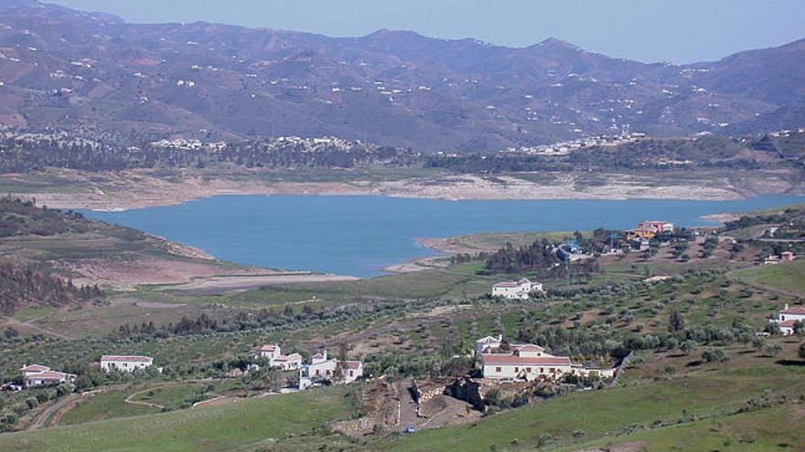 Sequía. El embalse de La Viñuela, del que se nutre la Axarquía, presente un estado paupérrimo.