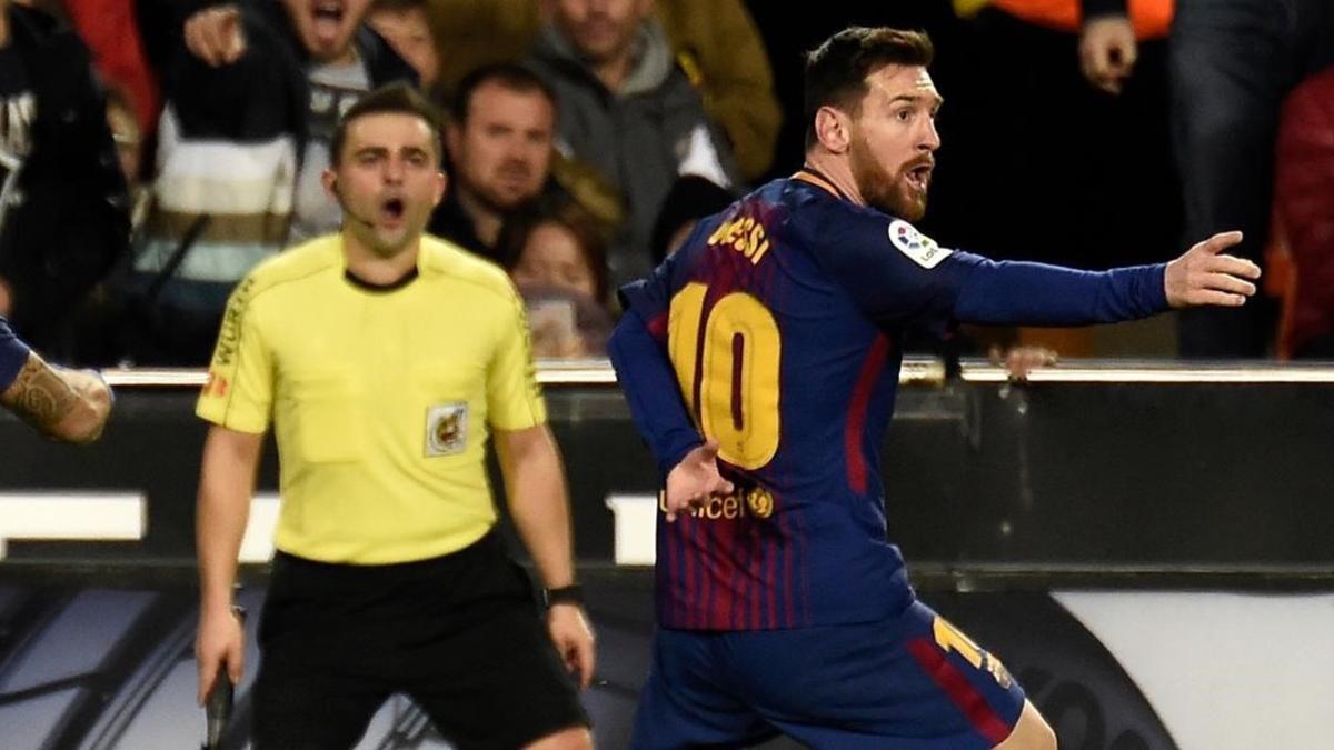 Messi protesta el gol no concedido el domingo en València.