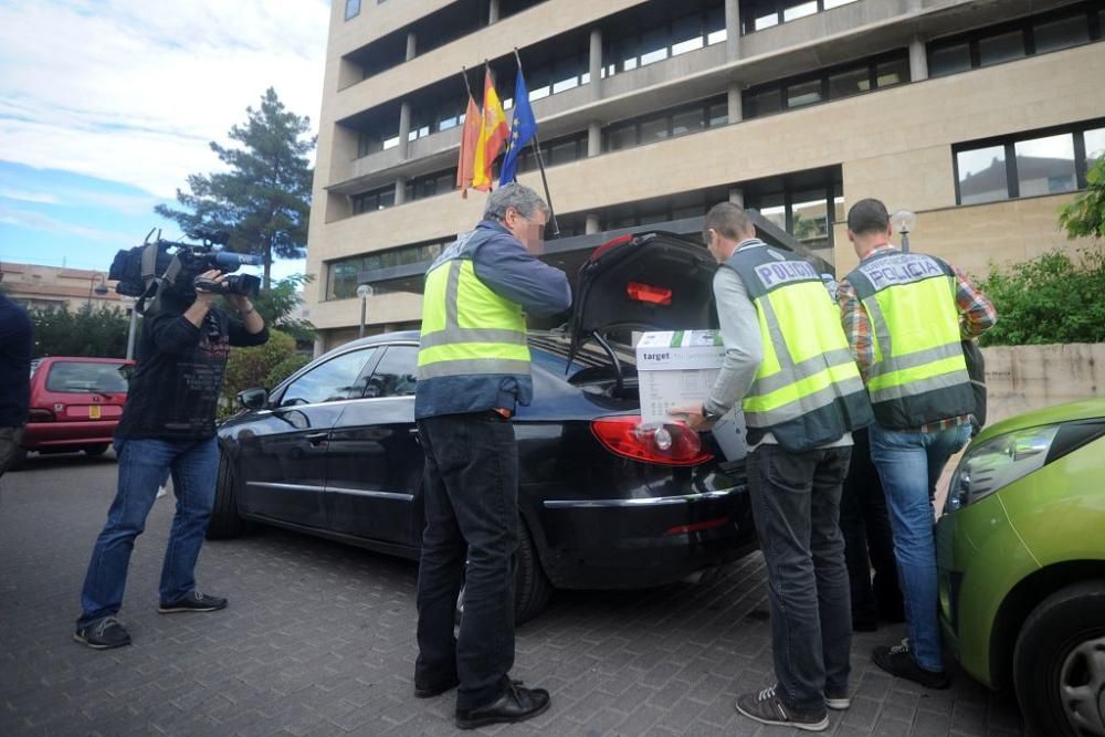 Agentes de la Policía Nacional irrumpen en la Consejería de Fomento