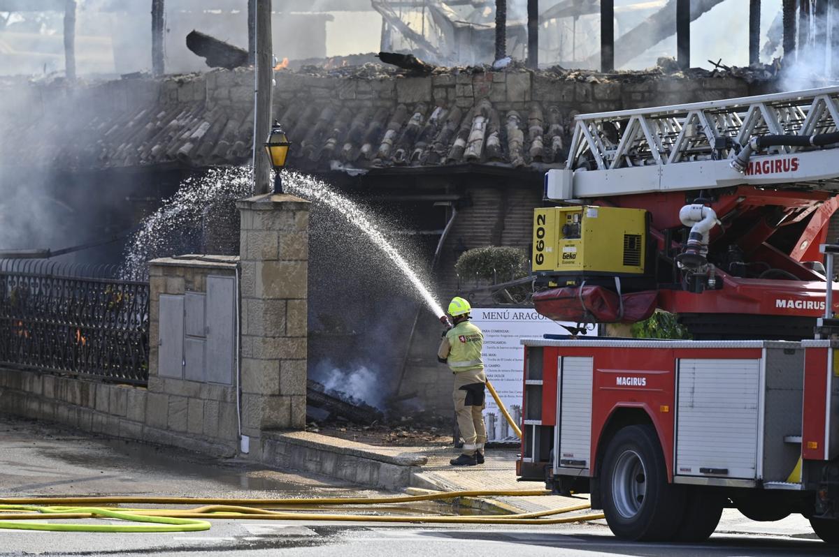 En imágenes | Un incendio calcina el restaurante La Junquera de Zaragoza