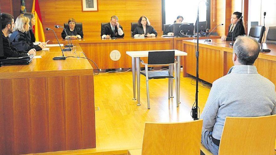 Admite que abusó de su hijastra  y evita la cárcel con 10.200 euros