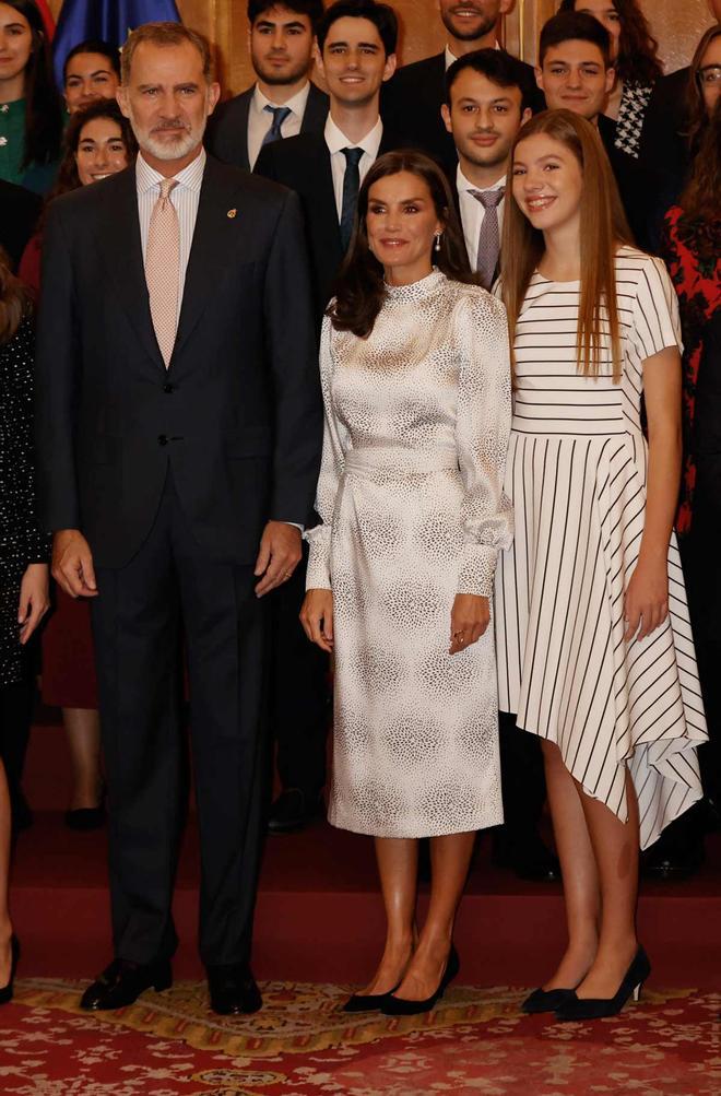 El rey Felipe VI, la reina Letizia y la infanta Sofía durante la audiencia previa a los Premios Princesa de Asturias 2022