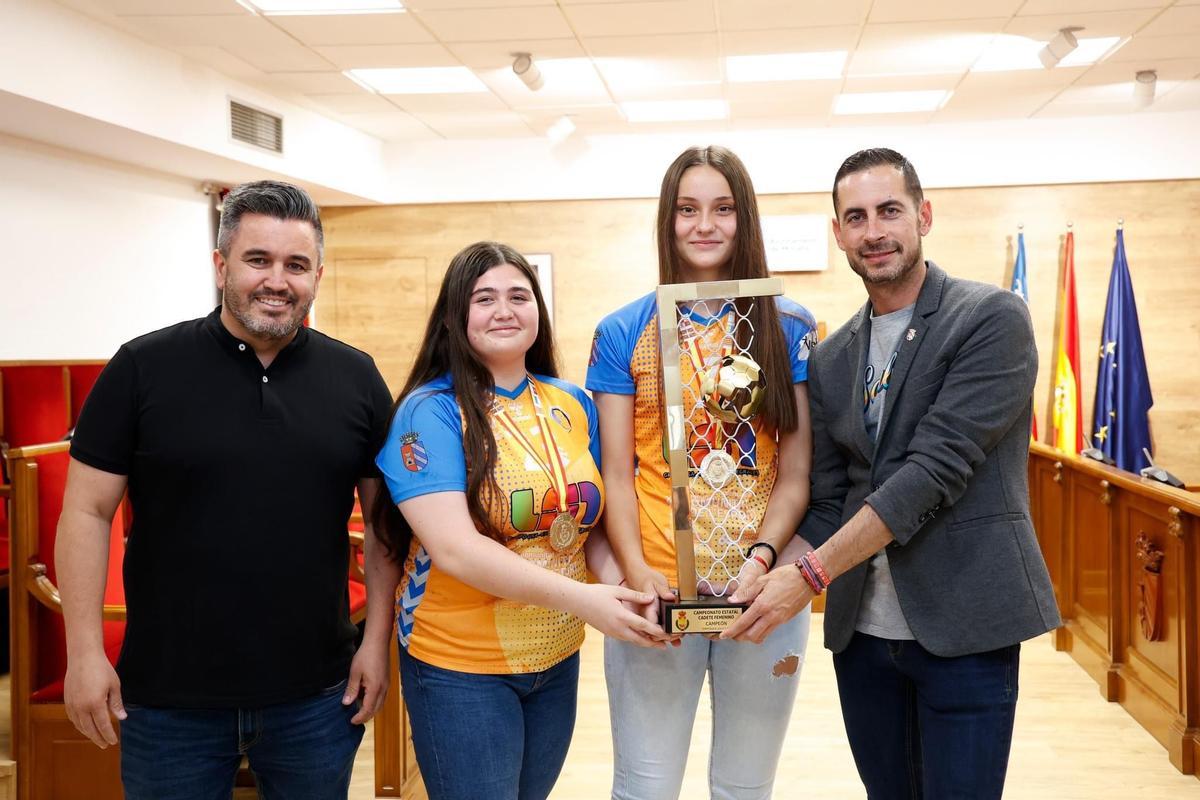 Las jugadoras Cadete del Handbol Mislata ofrecieron su título nacional en el Ayuntamiento de la localidad valenciana.