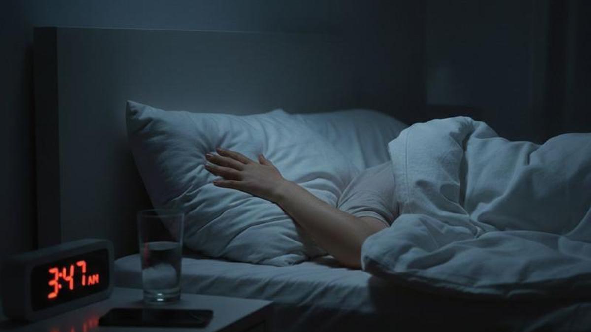 Un estudio revela que casi la mitad de los profesionales sanitarios presentaron insomnio durante y después de la pandemia. (Imagen generada con Gemini).