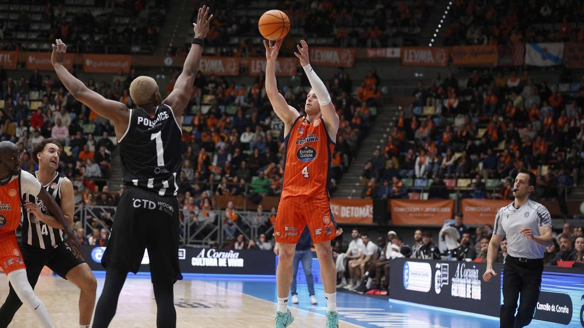 Paul Jorgensen lanza un triple por encima del punteo de Polytnice.