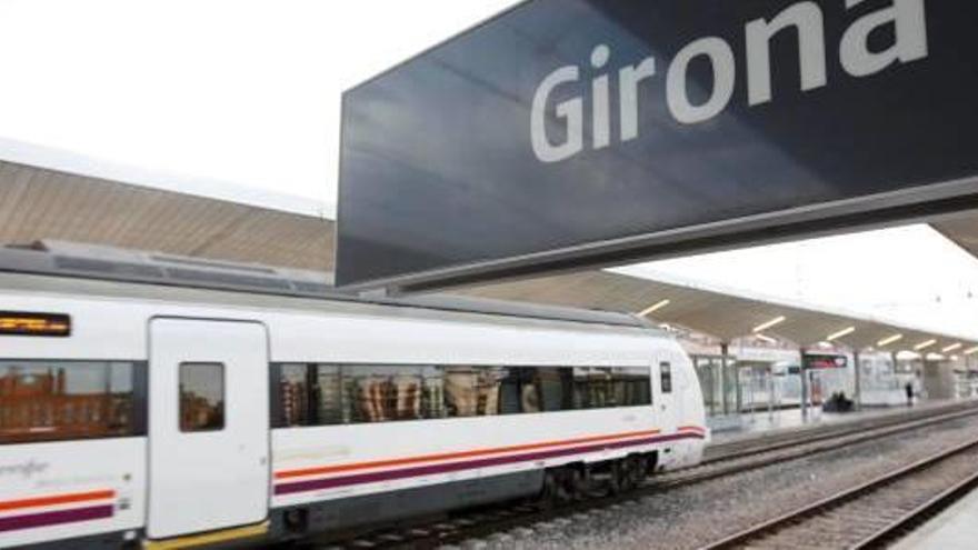 Una imatge d&#039;arxiu d&#039;un tren de mitjana distància aturat a les vies a l&#039;estació de Girona.