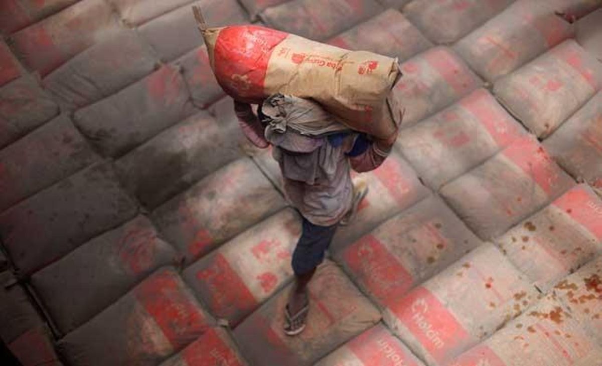 Un home càrrega un sac de ciment a l’interior de la bodega d’un vaixell al port de Sunda Kelapa, a Jakarta, Indonèsia.