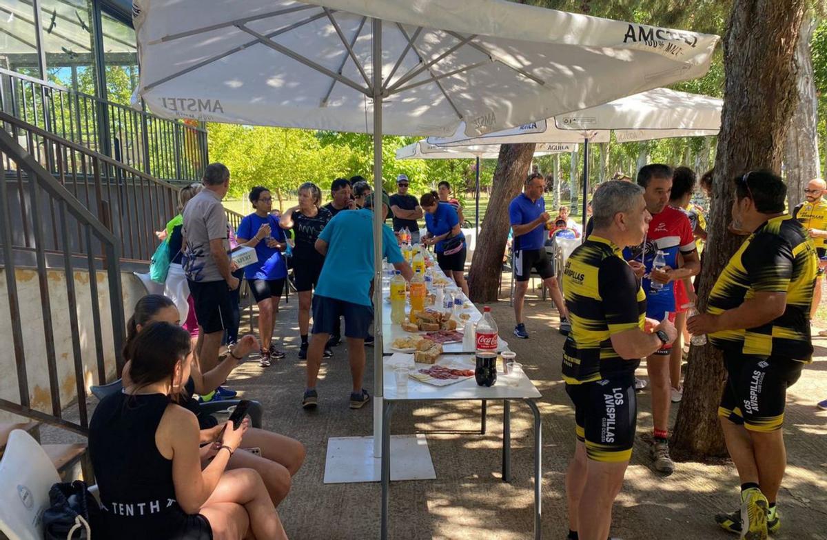 El grupo de ciclistas reponiendo fuerzas | P .O