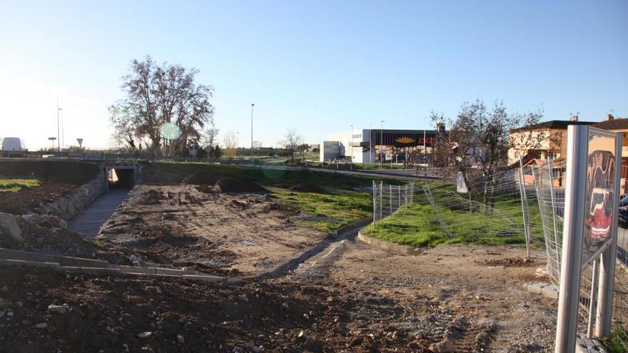 Una part del carril de la rotonda de Sant Pere ja està construïda.