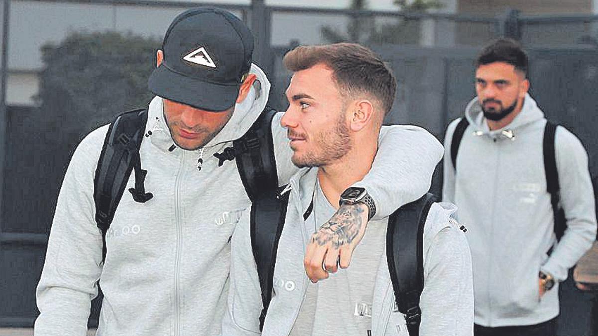 Lato y Hugo Duro, durante un viaje del Valencia CF