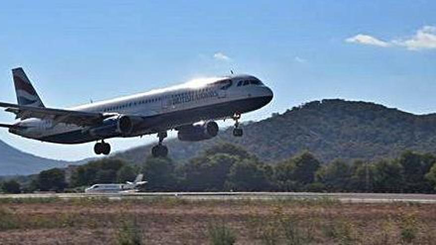 Imagen de archivo del aeropuerto de Ibiza.