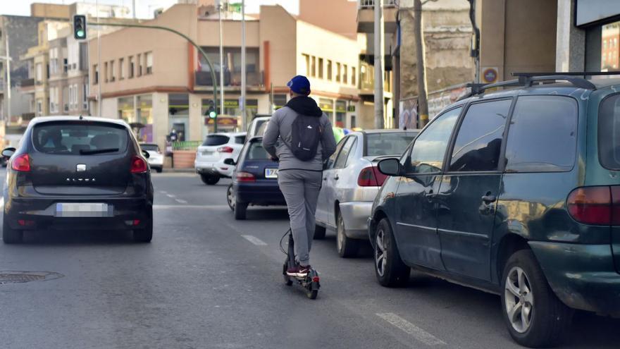 Un hombre pasea con su patinete eléctrico por las calles de Cartagena. | IVÁN J. URQUÍZAR