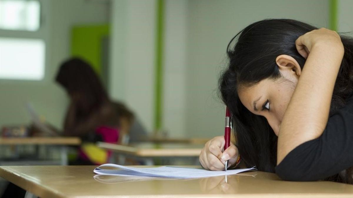 Una alumna de bachillerato realiza un examen en un instituto de Barcelona.