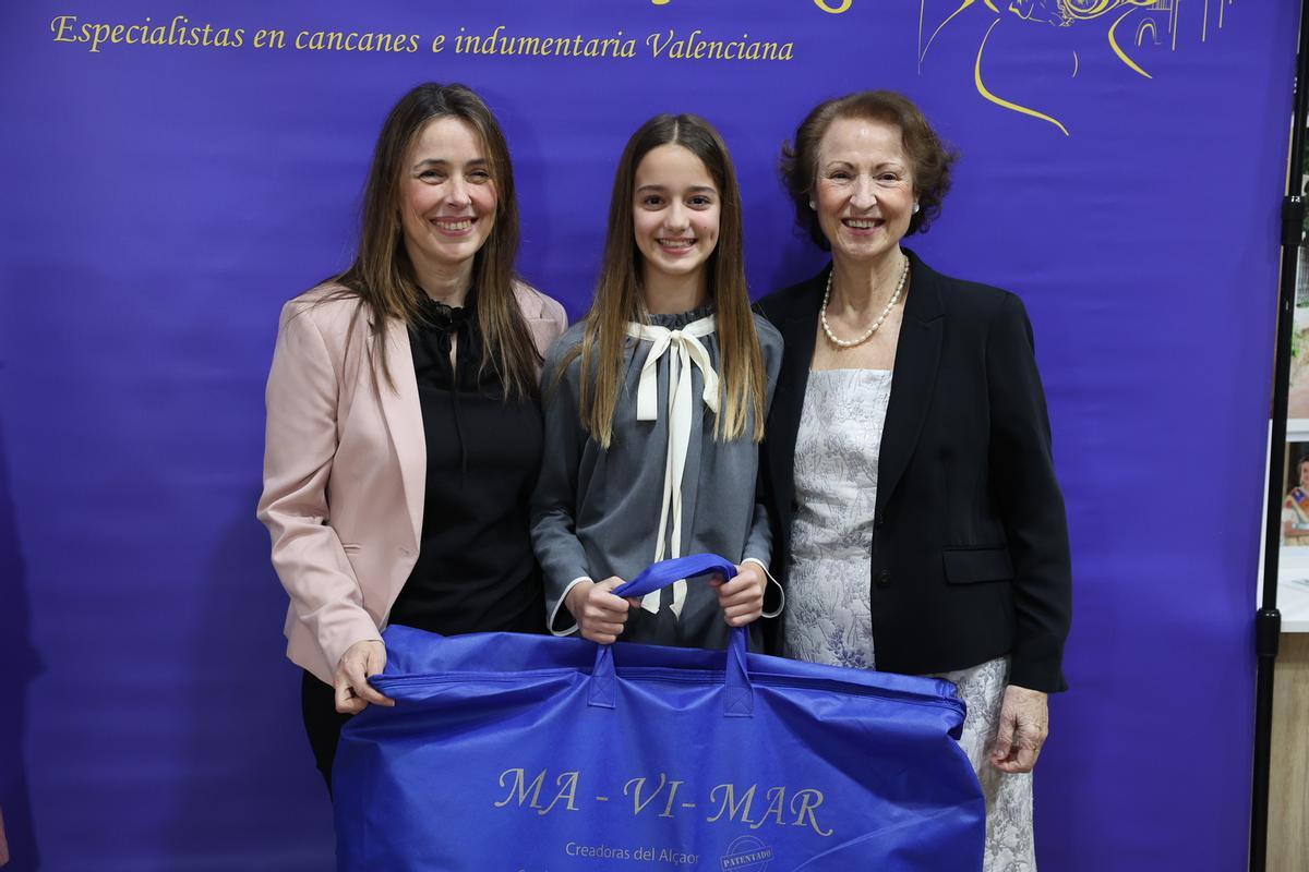 Mavimar entrega los cancanes del traje Siglo XVIII