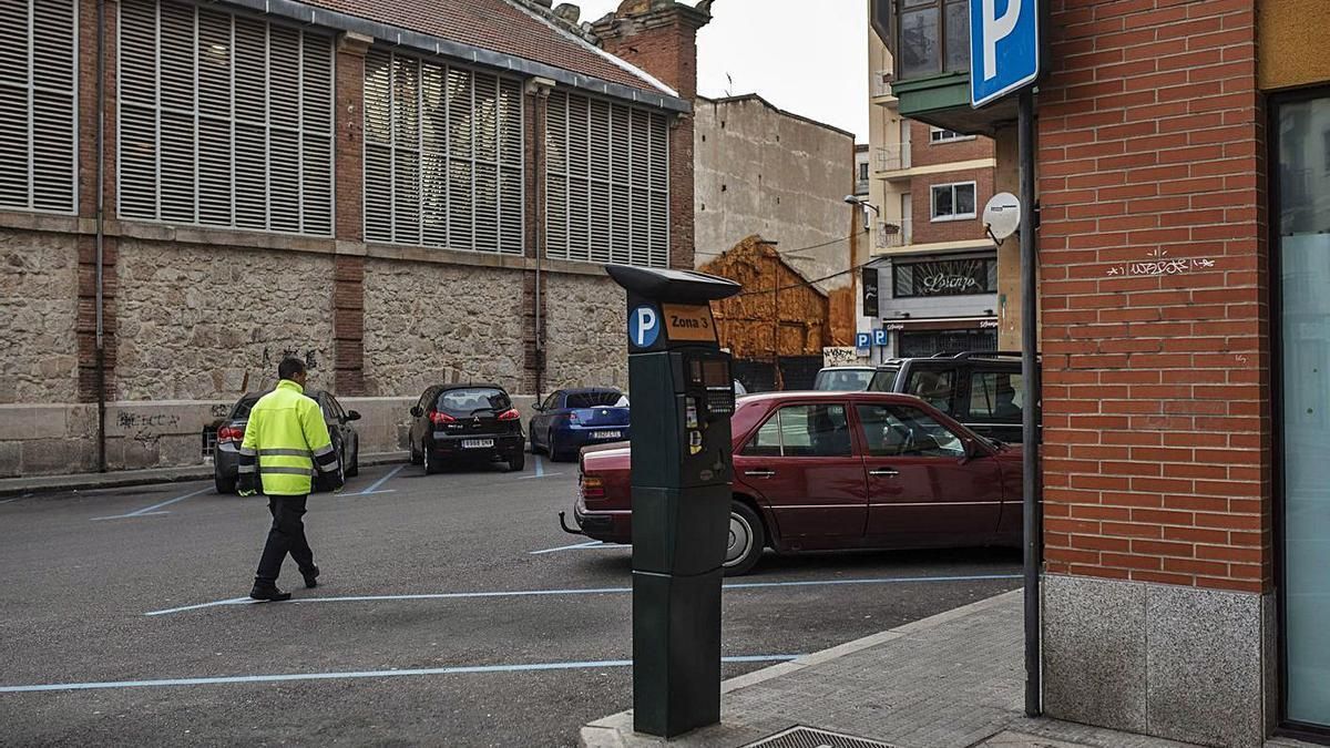 Plazas de aparcamiento en el entorno del Mercado de Abastos, con obras en sus calles adayacentes.