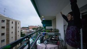 Gerard Cobo pincha canciones cada fin de semana en el balcón de su casa para los vecinos, este sábado. 