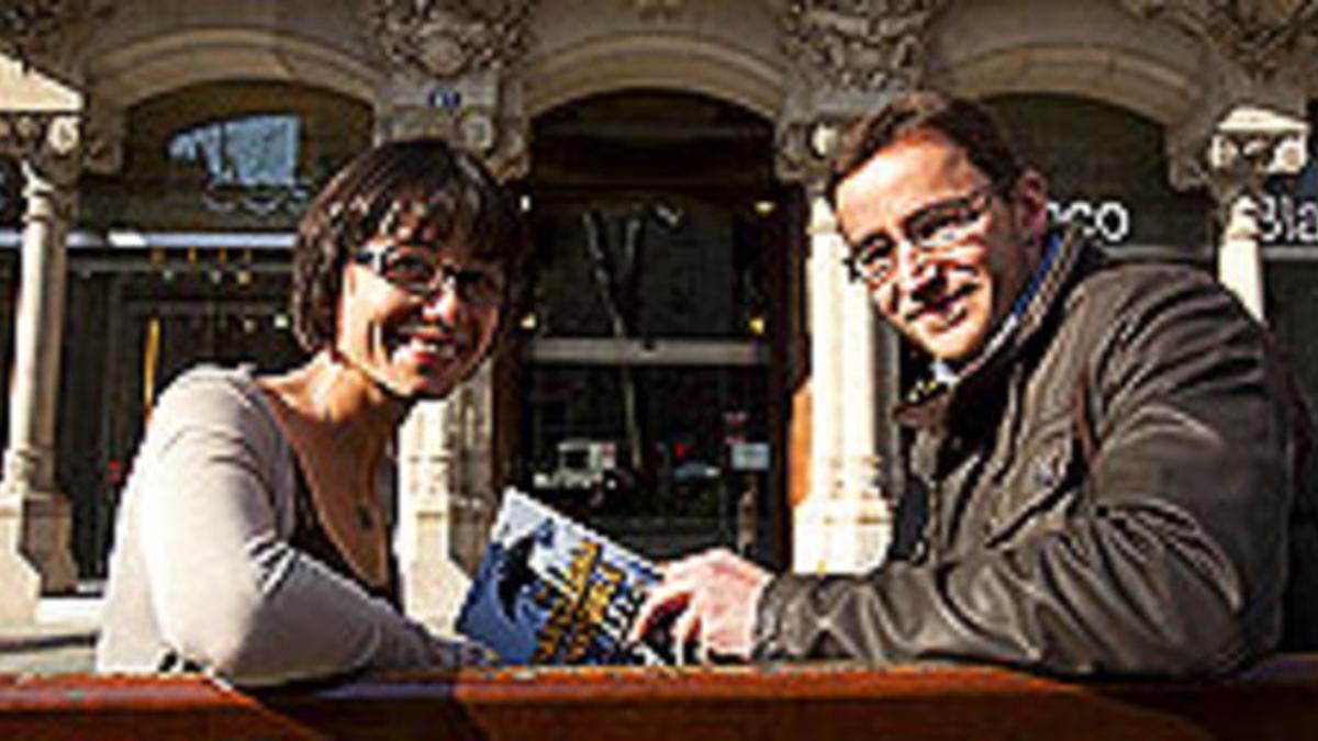 Investigadores urbanos. Imma Santos y Aureli Vázquez, frente al Palau Malagrida del paseo de Gràcia.