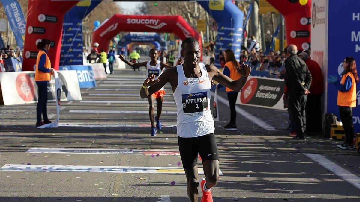 Kiptanui cruza la meta como ganador en la edición del 2019 de la Mitja Marató