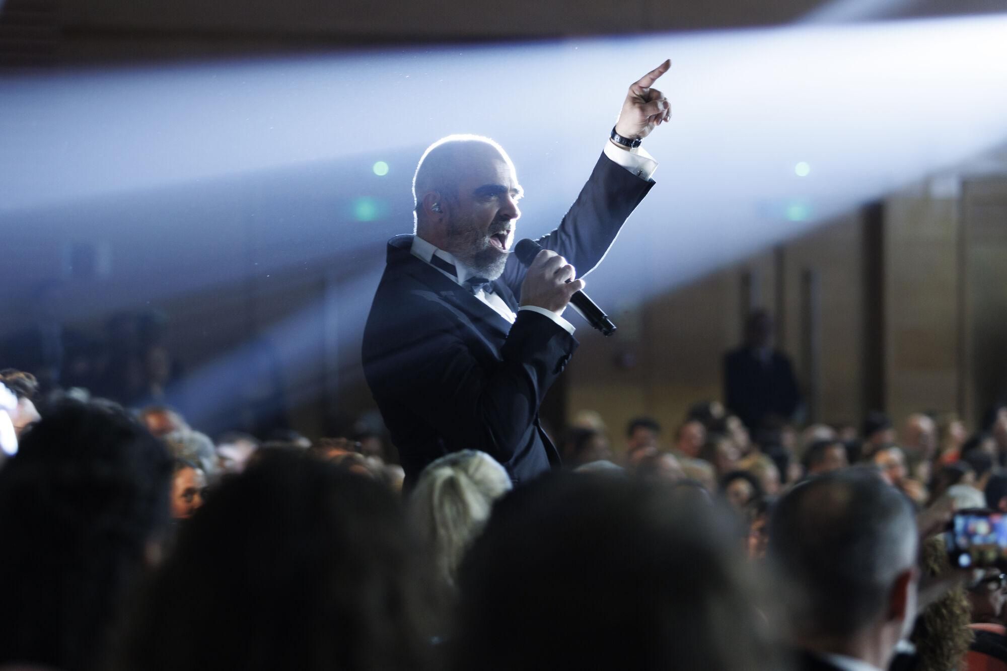 El actor Luis Tosar canta durante la gala de entrega de la 39º edición de los Premios Goya, en el Palacio de Exposiciones y Congresos de Granada, a 8 de febrero de 2025, en Granada, Andalucía (España). Los galardones son otorgados de manera anual por la Academia de las Artes y las Ciencias Cinematográficas de España (AACCE) con el objetivo de premiar a los mejores profesionales en cada una de las distintas especialidades tanto técnicas como creativas del cine español. 08 FEBRERO 2025 Álex Cámara / Europa Press 08/02/2025. LUIS TOSAR;Álex Cámara;