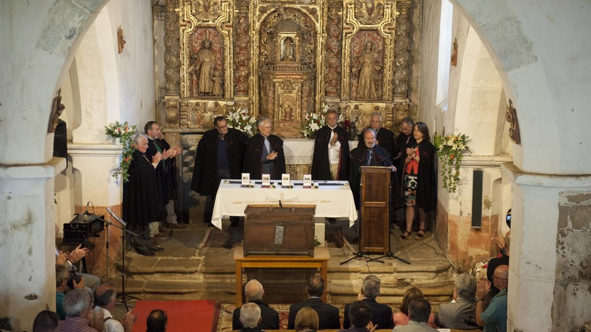 Acto de nomeamento de xuices honorarios nunha edición anterior á pandemia, na igrexa de Santiago de Rubiás.
