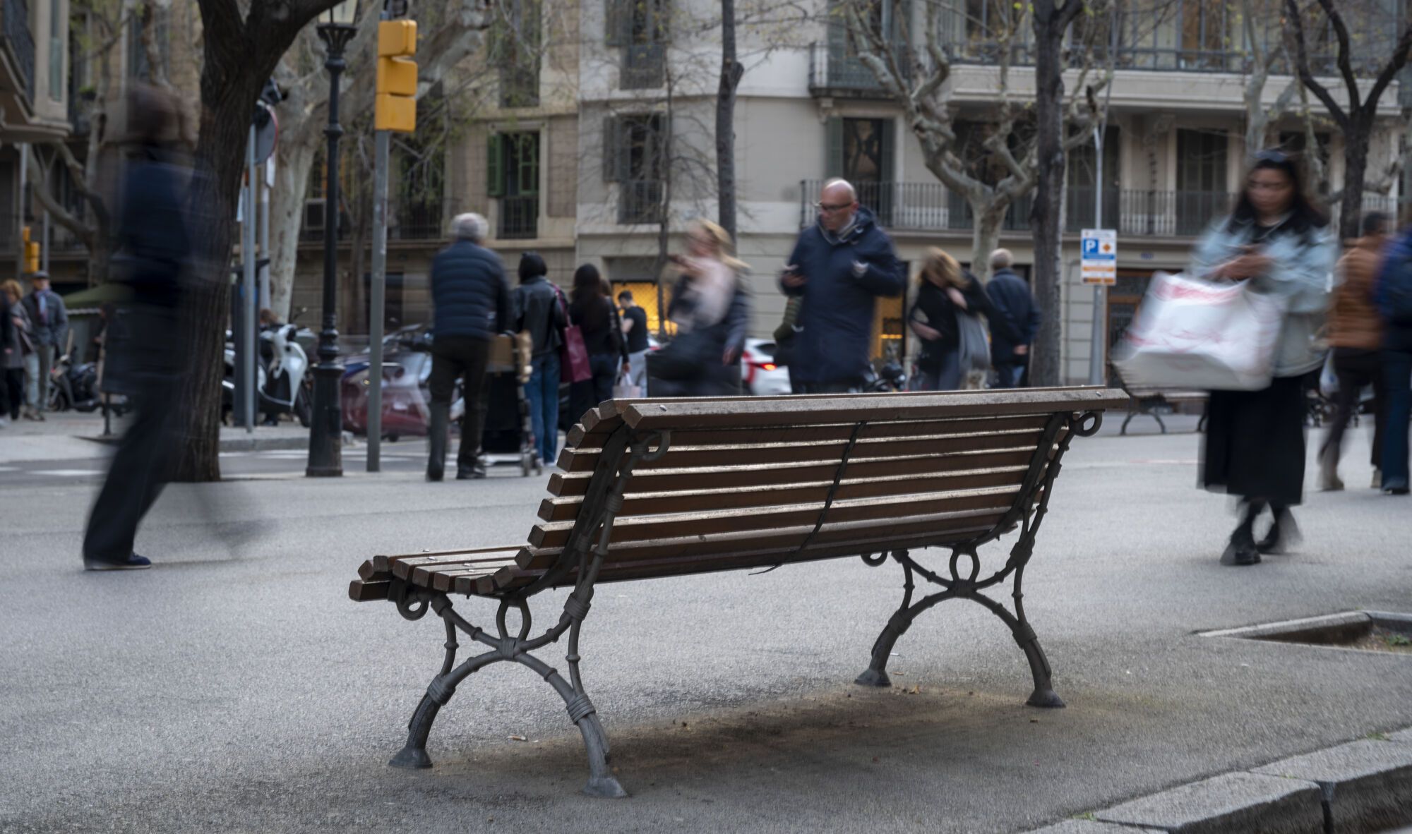 Barcelona diversifica el mobiliario en sus calles: bancos, sillas, tumbonas y mucho más
