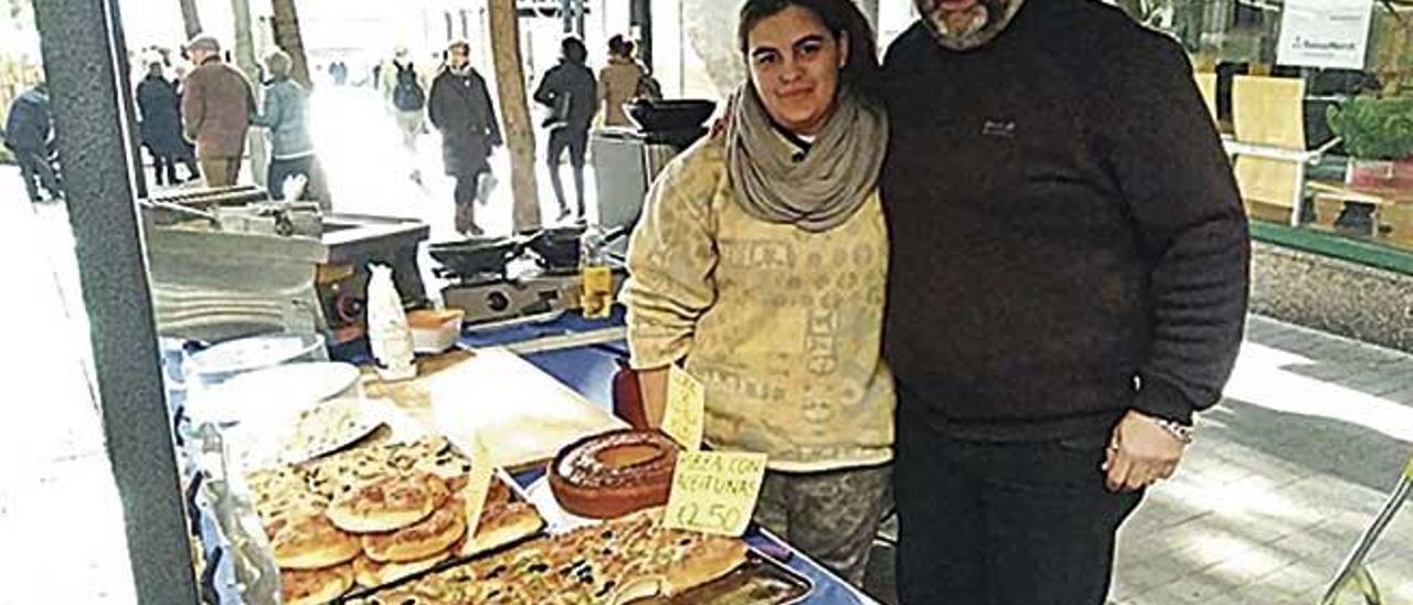 Stefano con su hija en su puesto de pasta fresca.