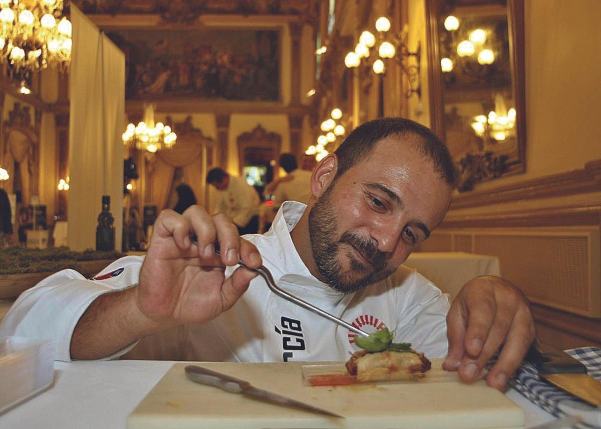 Kisko García, chef del restaurante Choco, elaborando una de sus creaciones.