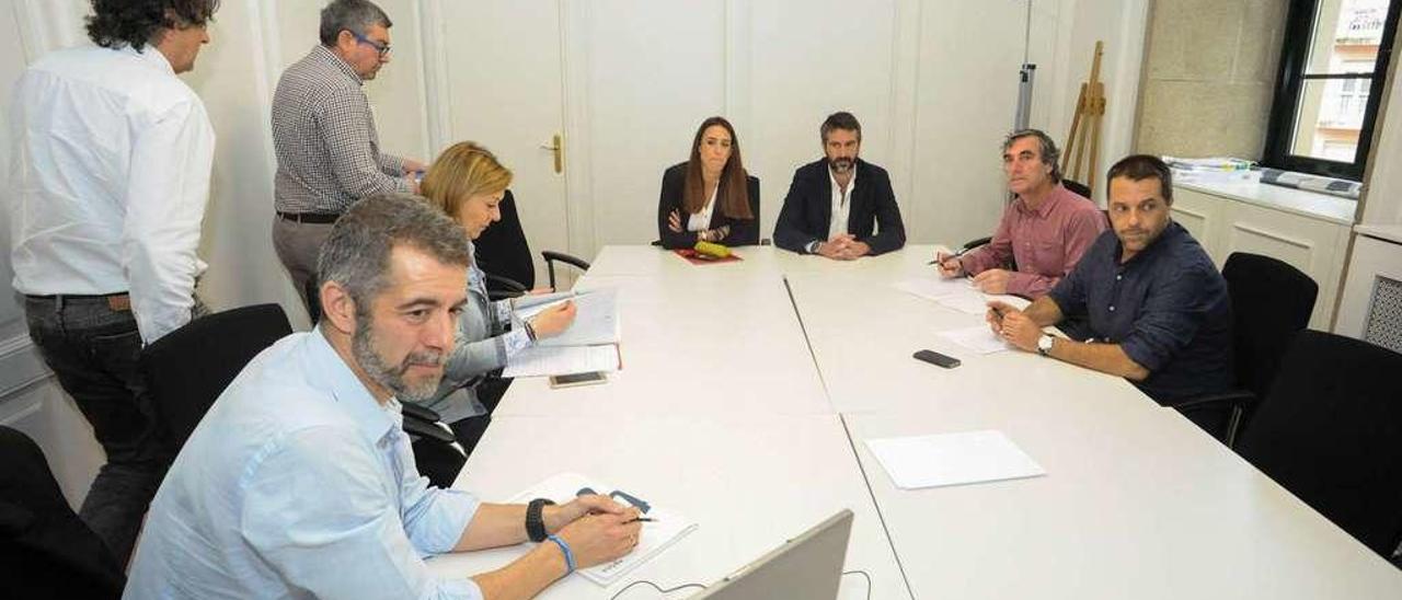 Alfonso Botana, en primer término, en una reunión en mayo de 2017 con gobierno, oposición y técnicos municipales. // Iñaki Abella