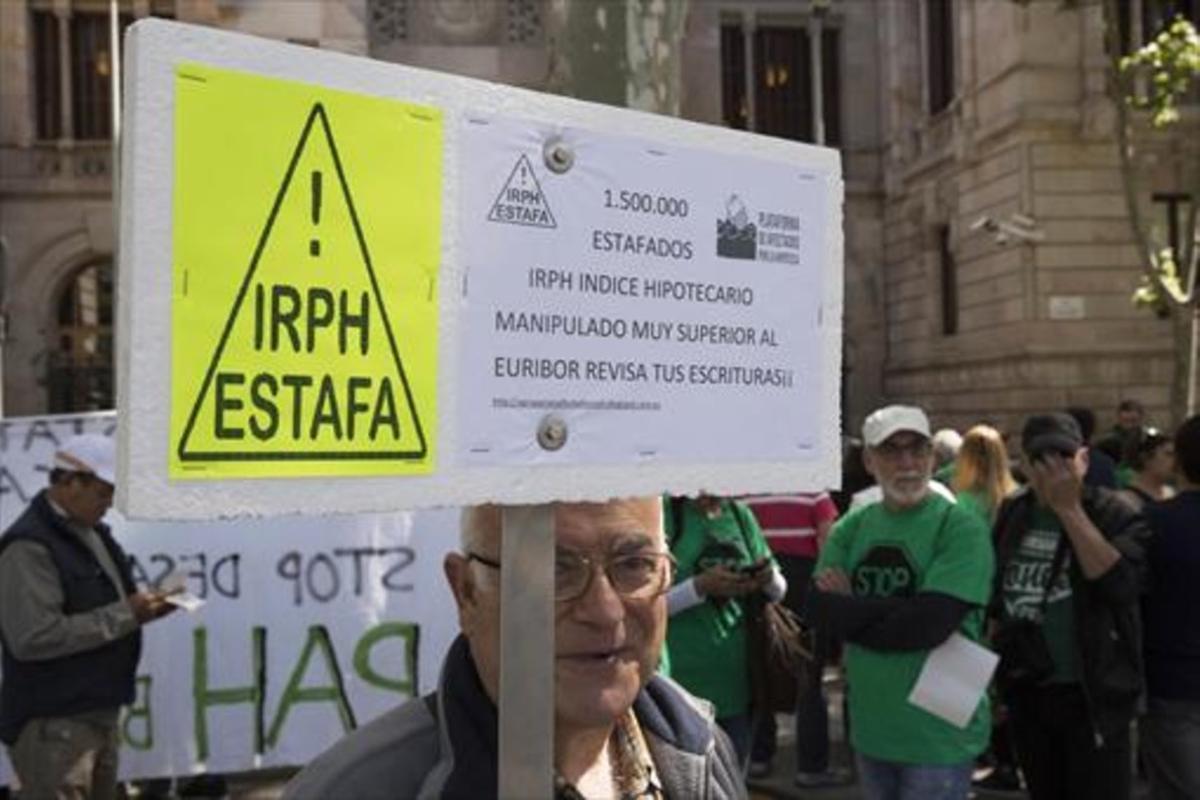 Protesta de afectados por el índice IRPH ante la Audiencia Provincial de Barcelona. Protesta de afectados por el índice IRPH ante la Audiencia Provincial de Barcelona.