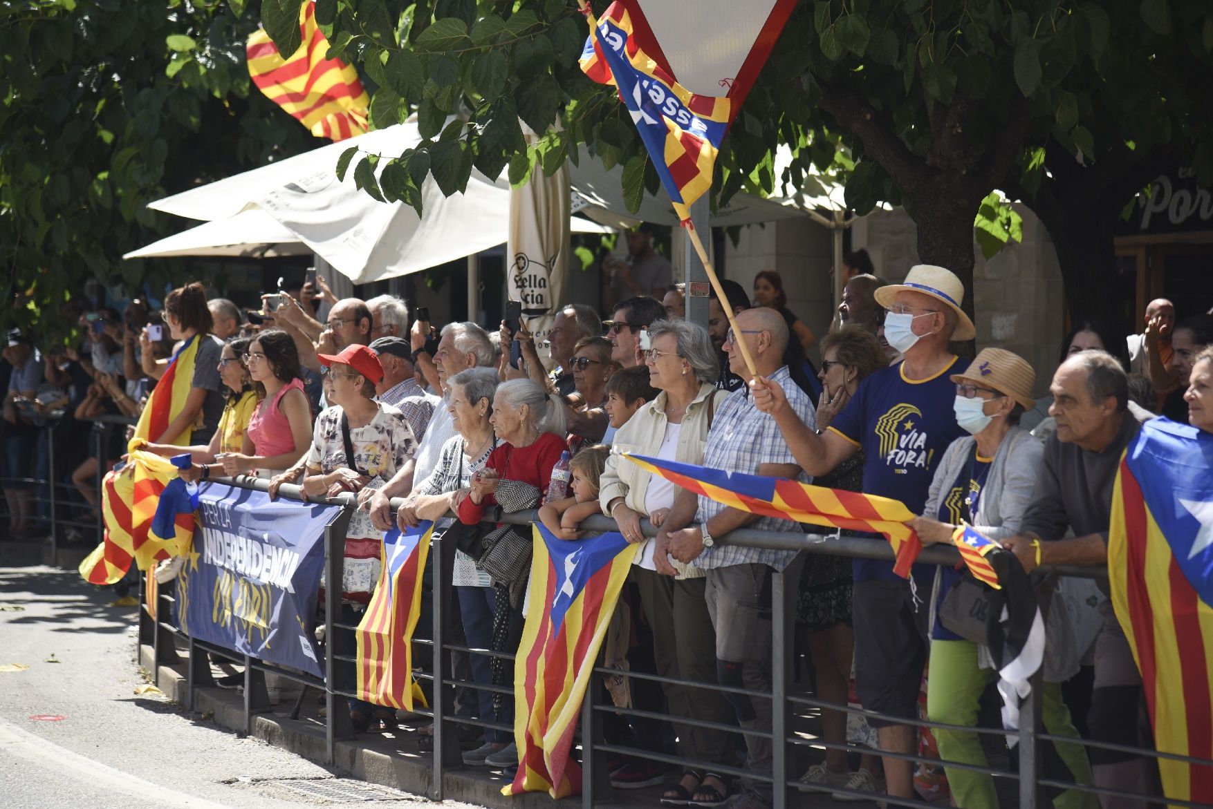 El pas fugaç de 'La Vuelta' per Solsona congrega centenars de persones al portal de Sant Miquel