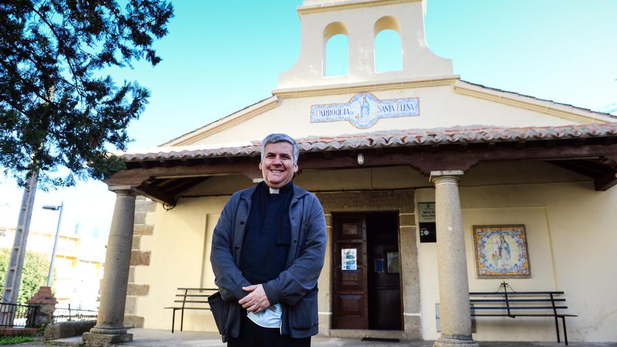 El cura Fernando Díez, ante su parroquia, la de Santa Elena.