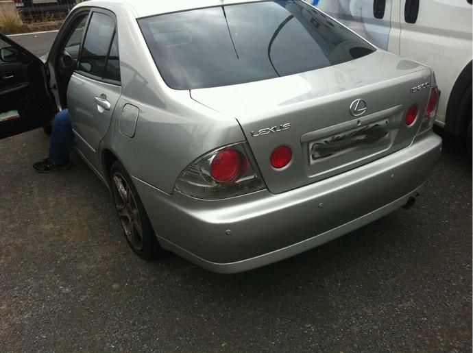 Deja el coche aparcado en Arucas y le pinchan las cuatro ruedas