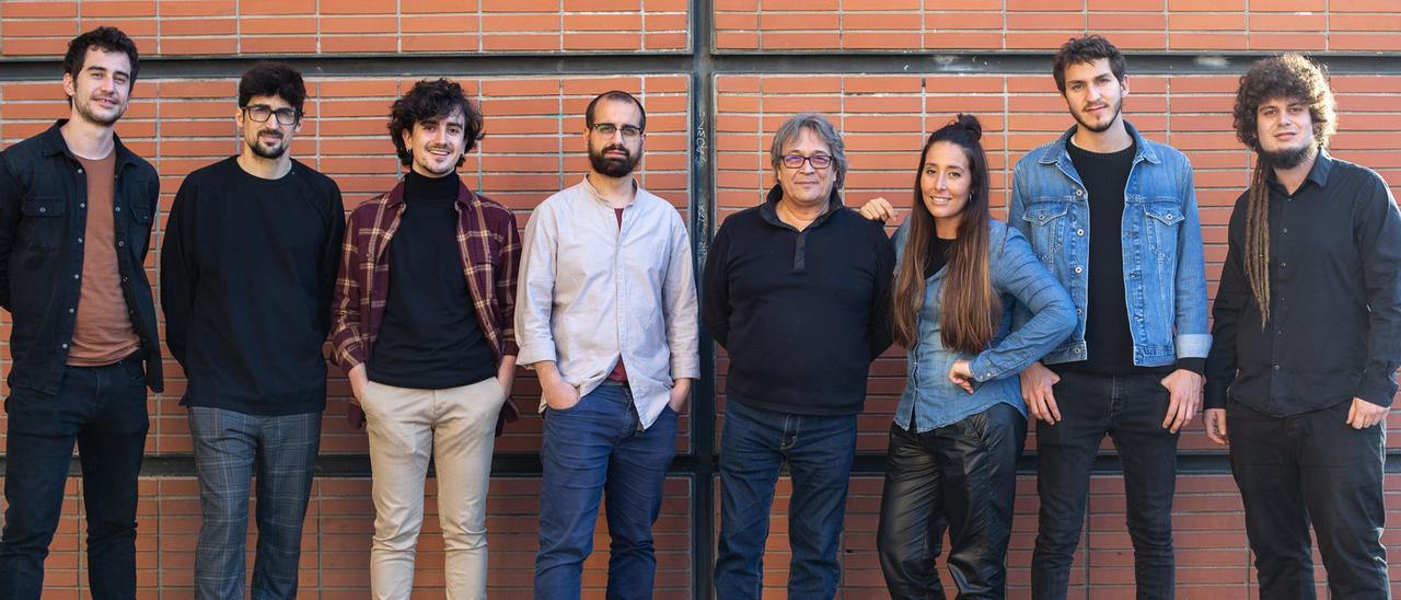 Chano Domínguez, junto a los jóvenes músicos con los que llega mañana al Gran Teatro.