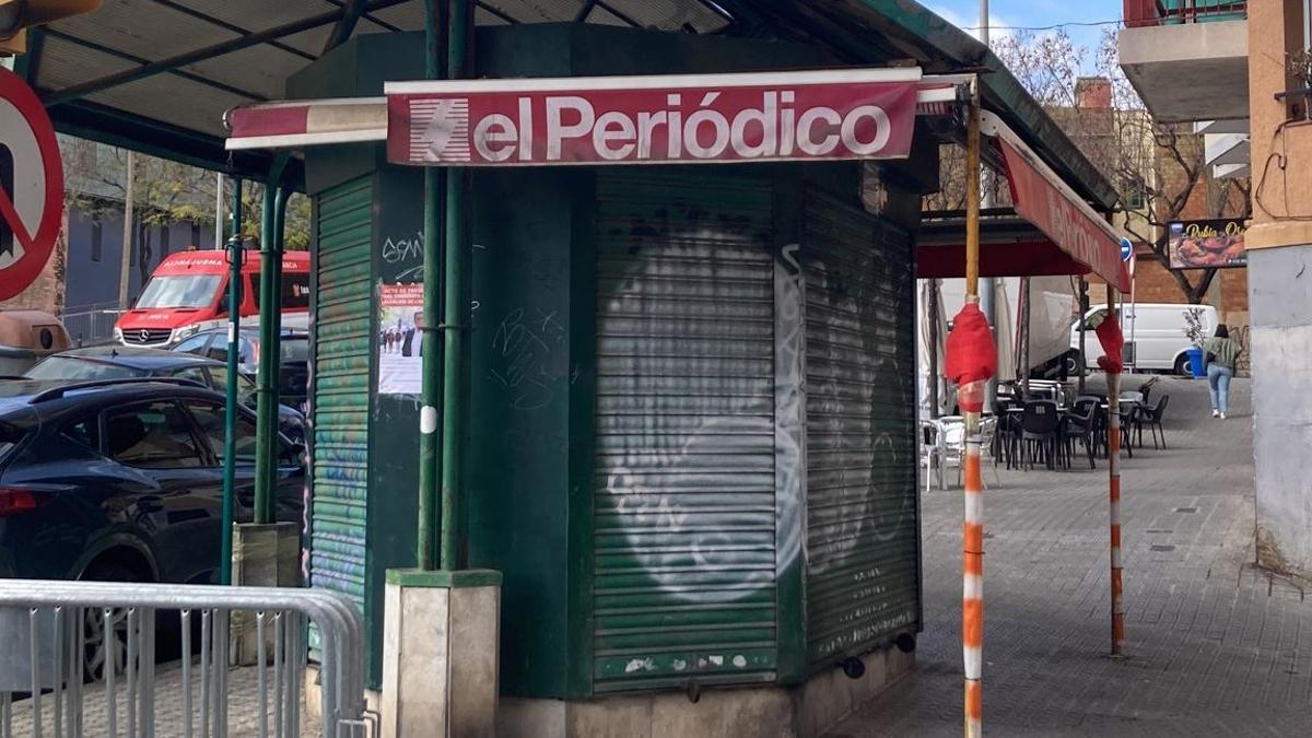 Quiosco situado en la avenida de la Electricitat, apuntalado y con la persiana bajada desde mediados de marzo.