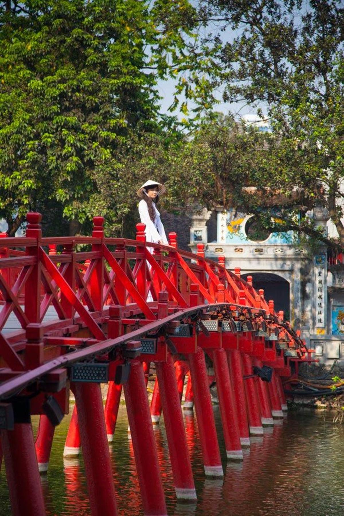 Puente sobre el lago Hoan Kiem.