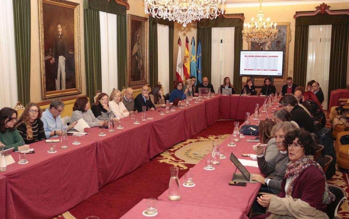 Carmen Moriyón, en el centro de la mesa presidencial rodeada de los ediles Jesús Martínez Salvador, Ángela Pumariega, María Mitre y Gilberto Villoria, durante la presentación de los presupuestos a los miembros del Consejo Social.  | LUCAS CID