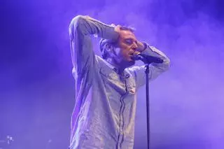 Crónica de su último concierto en Córdoba | Hombres G llena la plaza de toros de diversión y del mejor pop de los 80