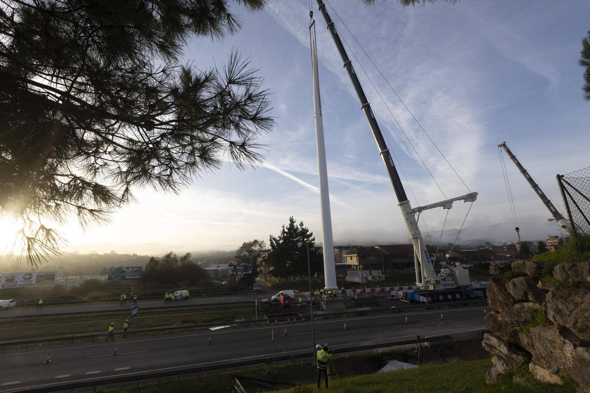 EN IMÁGENES: Así fue la instalación del mástil de 55 metros en las obras de la entrada de Oviedo