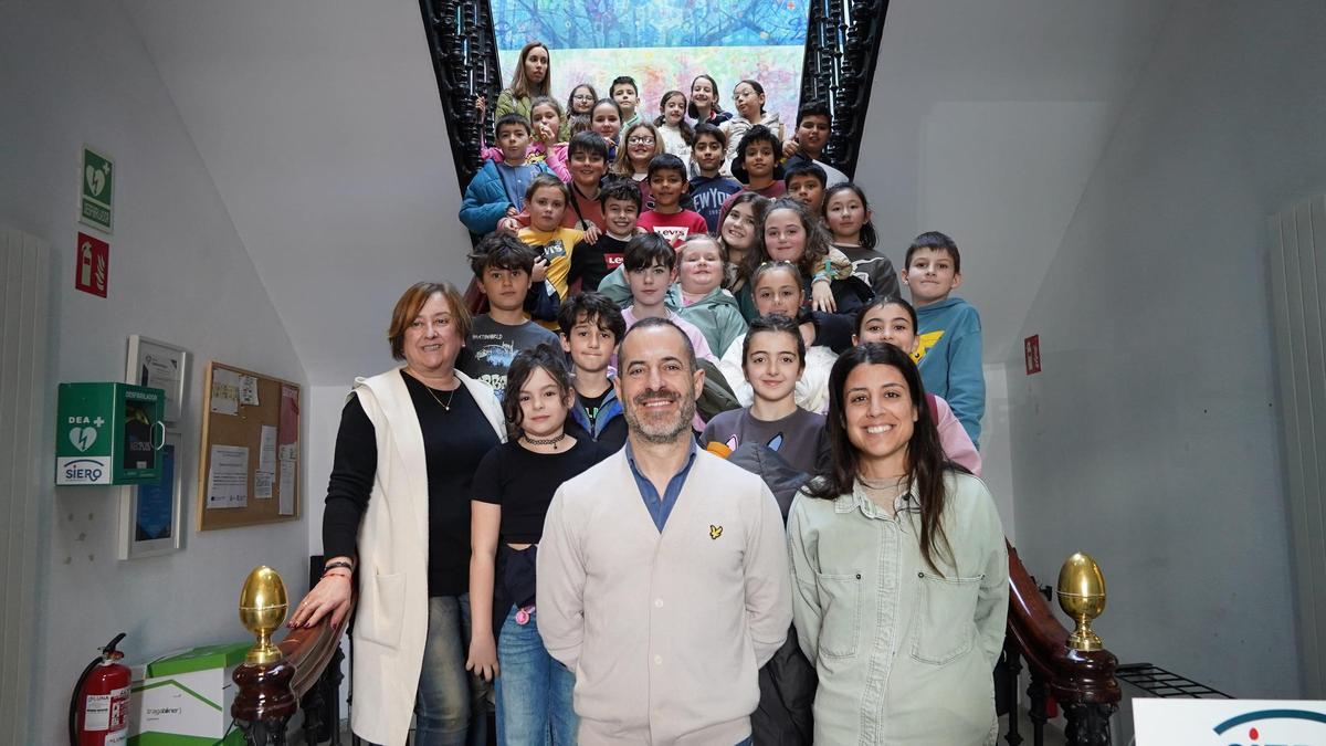 Representantes municipales sierenses con un grupo de escolares.