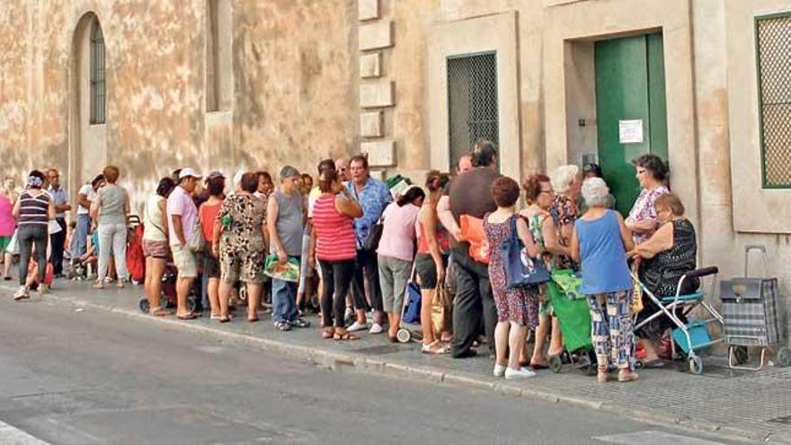 Cola de carritos frente al Convento de los Caputxins, donde reparten comida.