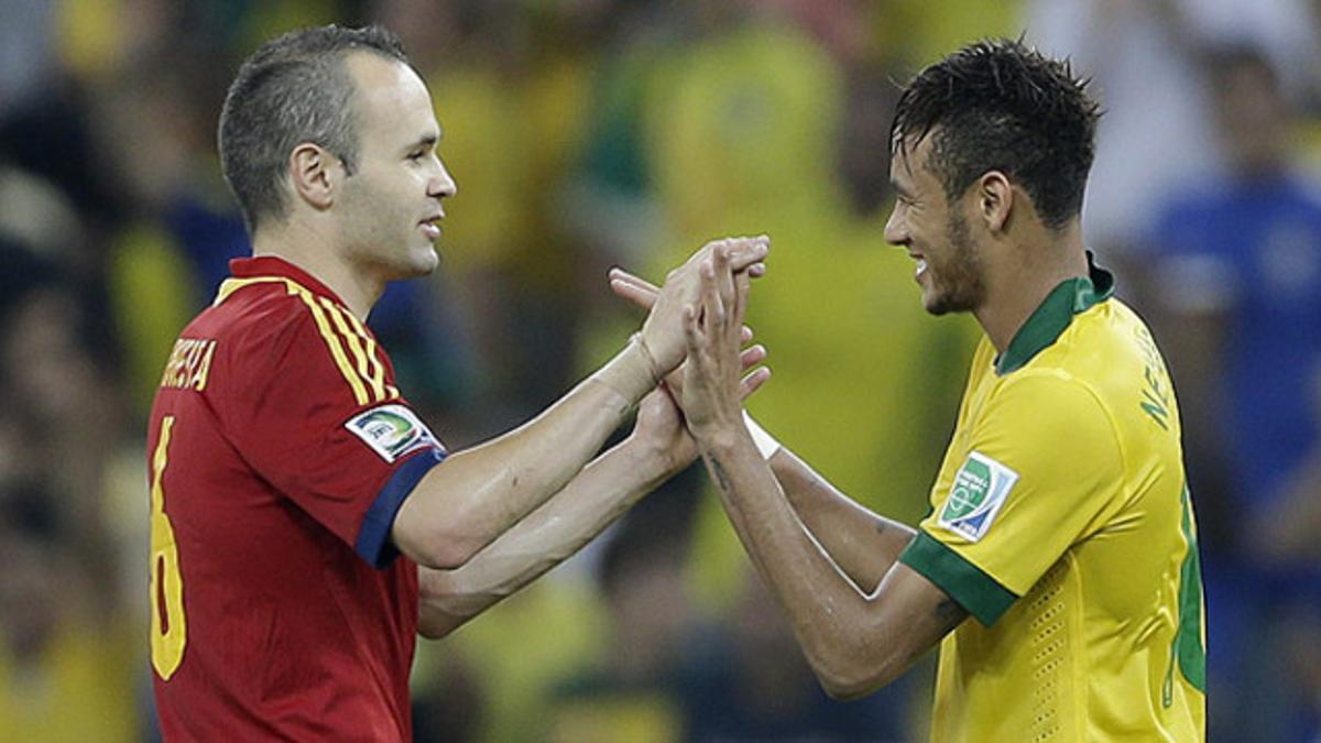 Iniesta felicita a Neymar por el triunfo de Brasil en la Copa Confederaciones