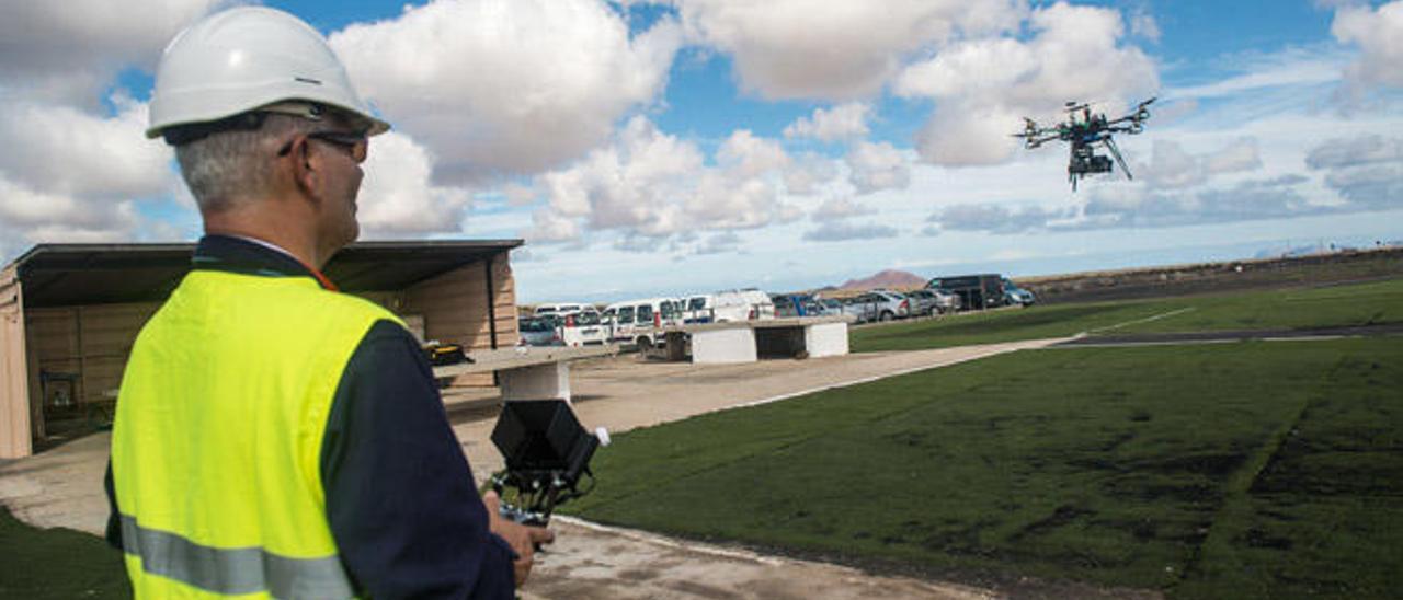 El piloto Fernando Domínguez, ayer, durante la exhibición de vuelo del dron de Endesa en Teguise.